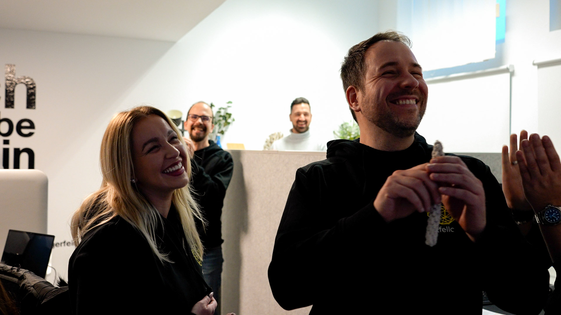 netfellows GmbH zwei Mitarbeiter lächeln