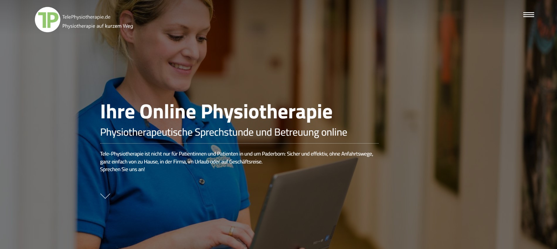 Eine Frau in einem blauen Polohemd mit einem Tablet, daneben Text: "Ihre Online Physiotherapie, Physiotherapeutische Sprechstunde und Betreuung online".