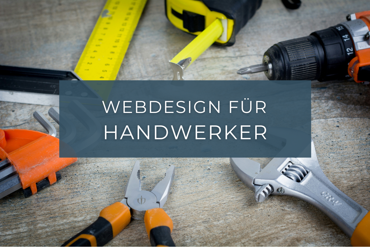 Werkzeuge auf einem Tisch mit Text "Webdesign für Handwerker" in der Mitte.