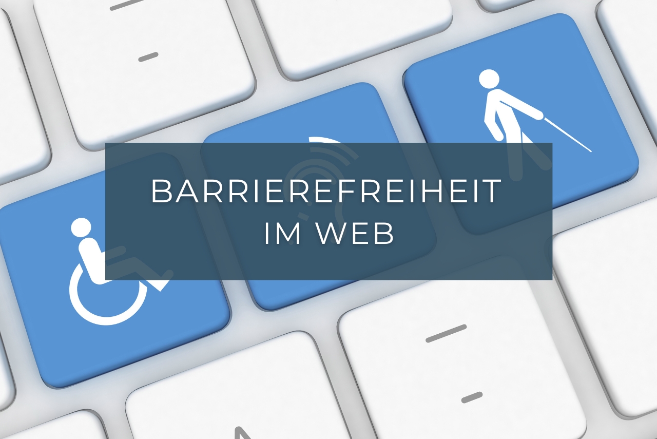 Eine Computertastatur mit blauen Tasten, die Symbole für Rollstühle und blinde Personen zeigen, darüber der Text 'Barrierefreiheit im Web'.